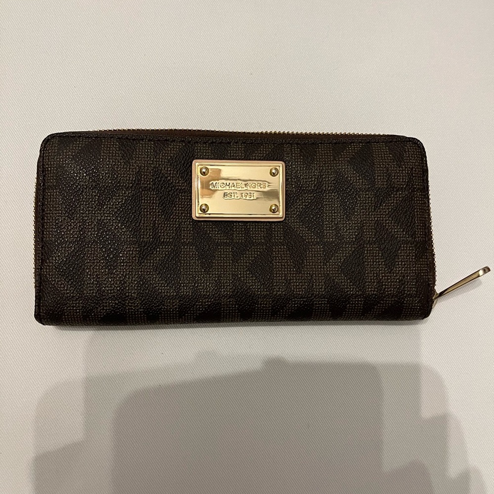 Michael Kors zip wallet